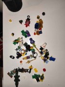 Pudelko zabawek i minifigurek LEGO i innych klocków