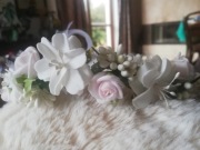 Gruby misternie upleciony kwiatowy wianek komunijny Kwiaty jak żywe Kraków