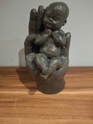 Figurka dziecko w dłoni odlew żywiczny