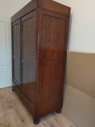 Stara drewniana szafa w stylu Biedermeier