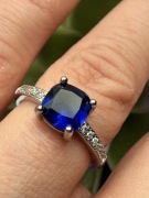 Piękny srebrny klasyczny pierścionek 925 z niebieską cyrkonia