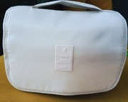 Kremowa kosmetyczka podróżna 