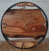 Zegar ręcznie robiony z Jabłoni.