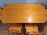 Drewniany stół w stylu góralskim