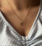 naszyjnik wisiorek łańcuszek elegancki delikatny złoty słońce