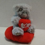 Maskotka Love Miś siedzący na serduszku 16 cm