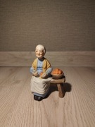 Porcelanowa Figurka Babcia z Koszyczkiem