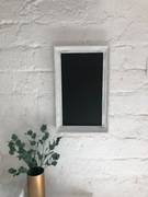 Tablica na magnesy i do pisania kredą w bogatej rzeźbionej ramie  