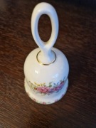 dzwonek porcelanowy z motywem kwiatowym. 