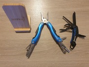 Dwa scyzoryki i ładowarka