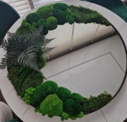 Lustro okrągłe o średnicy 80 cm z kompozycją z roślin stabilizowanych