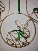 Geometryczny Zając Złoty – Rękodzieło z Drewna, Nowoczesna Dekoracja