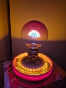 Lampa dekoracyjna ozdobna grawitacyjna indukcyjna rotacyjna 360st żarówka 