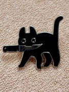 Przypinka metalowa pin CZARNY KOT z NOŻEM „kotek morderca” czarna