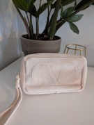 Valentino Garavani Logo velvet pouch / luksusowe welurowe etui mini