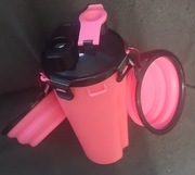 Butelka turystyczna na karmę i wodę dla psa.