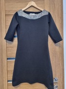 Sukienka Grey Wolf czarna jesień zima S delikatny wzór srebrny dekolt