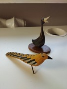 Drewniana figurka gęsi i ptaka