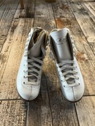 Białe łyżwy skórzane Botas rozmiar 28