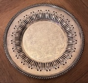 Birks - posrebrzana, ażurowa podstawka pod butelkę. Lata 20