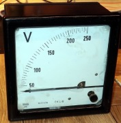 Woltomierz analogowy 250 V AC, klasa 1.5, Lumel E12, Made in Poland