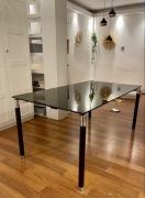 Stół ze szklanym blatem