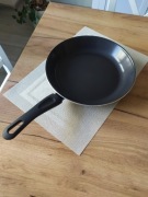 Patelnia IKEA Hemlagad 28 cm, nieprzywierająca.