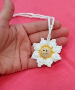 Wisiorek wykonany na szydełku 