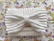Biała ręcznie wykonana na szydełku kopertówka z kokardą 