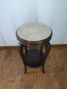 Stylowy stolik vintage z kamiennym blatem