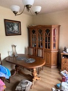 Elegancka witryna do pokoju