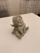 Biało-szara figurka aniołka 