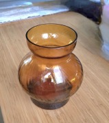 Szkło kolorowe PRL wazon wazonik szklany miodowy vintage