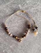 Bransoletka na jedwabnej nitce z tygrysim okiem i białym howlitem