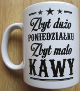 Kubek z nadrukiem "Zbyt dużo poniedziałku, zbyt mało kawy". 