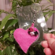 2 lupy wielkości karty kredytowej i brelok serce różowo-szare