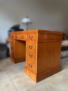 Biurko gabinetowe klasyczne angielskie, krzesło, cena do negocjacji.