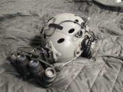 Chełm z działającymi słuchawkami i atrapą noktowizora gpnvg