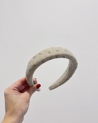 Opaska do włosów – beżowa, materiałowa, klasyczna w delikatne wzorki