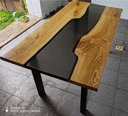 Stół dębowy z żywicą epoksydową 