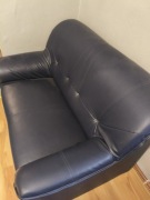 Czarna dwuosobowa sofa wypoczynkowa 