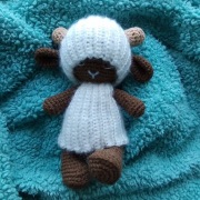 Śpiący baranek, baran szydełkowy, amigurumi.