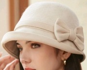 Wełniany kapelusz z kokardą i dodatkami z ekoskóry