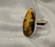 Srebrny pierścionek z bursztynem