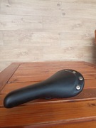 Siodełko rowerowe czarne z nitami 275x153 