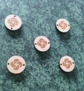 charms15 zawieszka drewno grawer 1,5 cm hand made