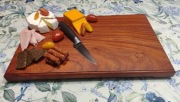 Ręcznie wykończona deska do serwowania z drewna egzotycznego padouk