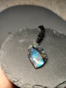 Wisiorek z labradorytem. Kamień 4 cm, długość regulowana 22 - 90 cm