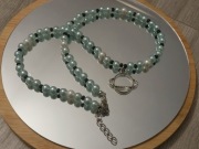 naszyjnik z perełek z zawieszką planeta handmade 