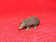 biegnący jeż - odlewana figurka z brązu - miniatura mosiężna